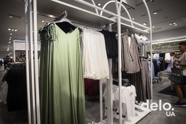Первый пошел: как флагманский магазин H&M в Lavina Mall открывали — фото