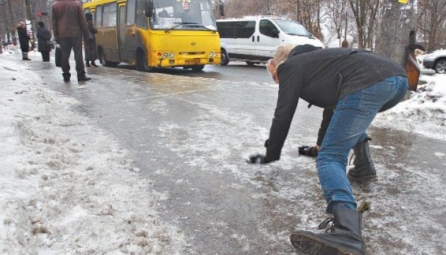 Столичных автомобилистов призывают воздержаться от поездок в понедельник из-за гололеда